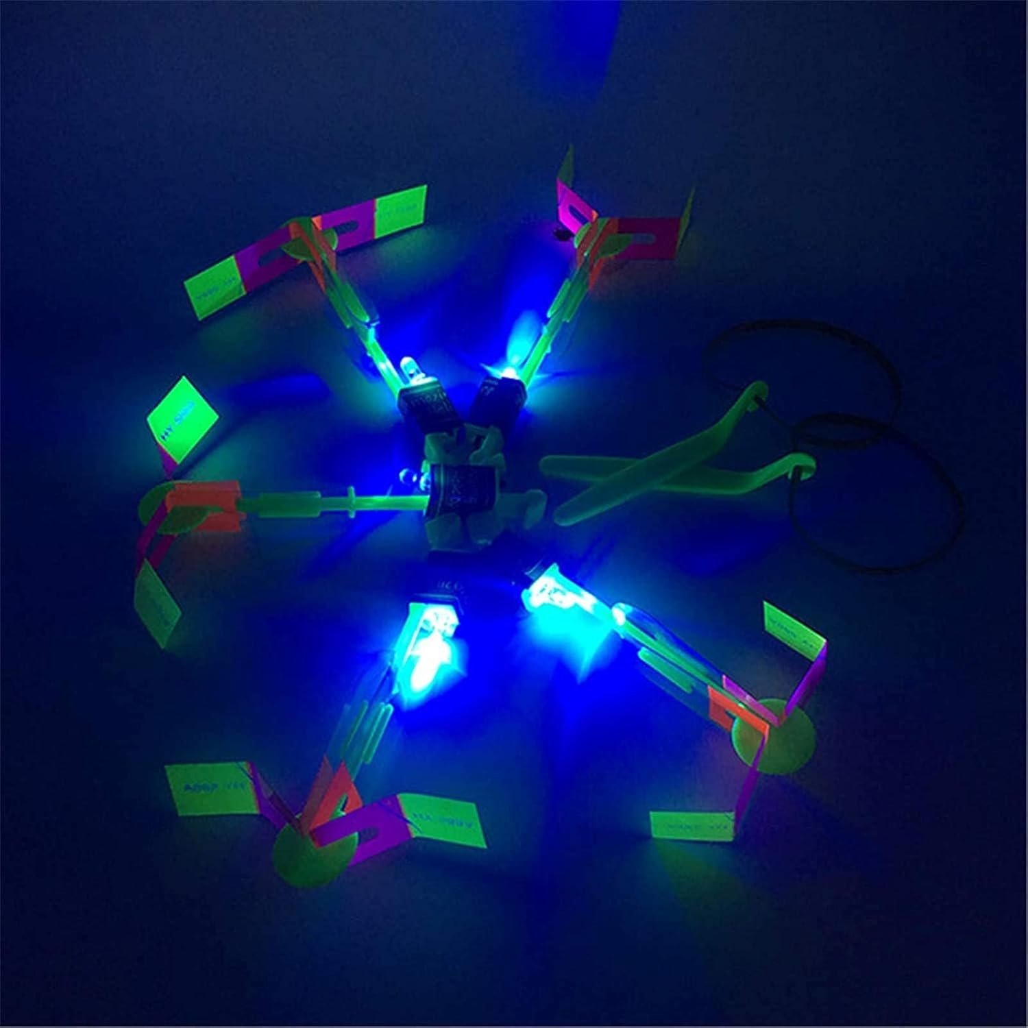 led-svieciantis-skraidantis-sraigtasparnis-su-laidyne