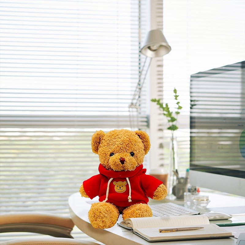 minkstas-pliusinis-meskiukas-su-raudonu-dzemperiu