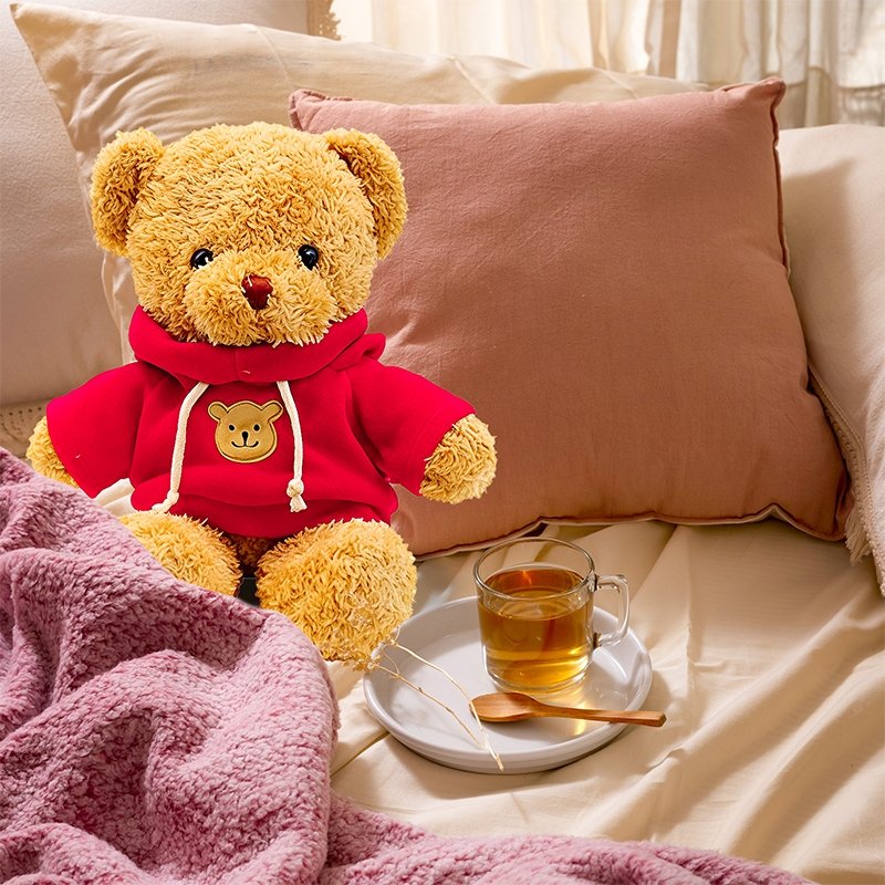 minkstas-pliusinis-meskiukas-su-raudonu-dzemperiu