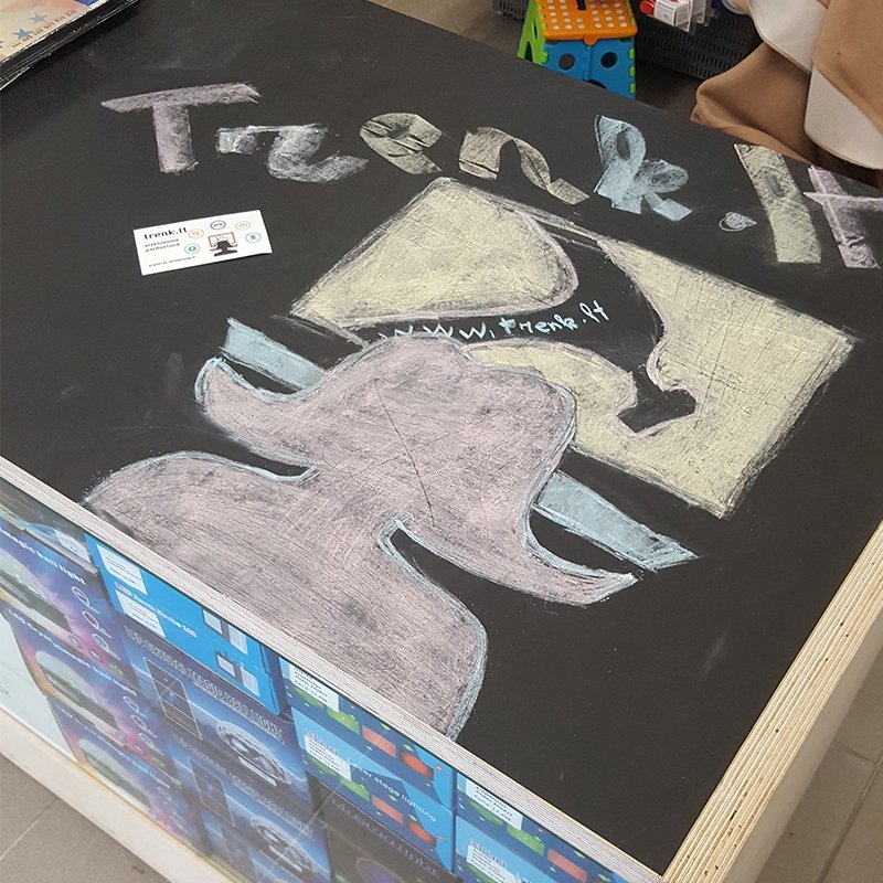 priklijuojama-piesimo-lenta-su-kreidelemis-lipdukas