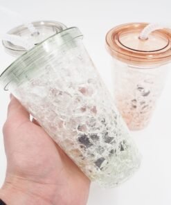 Šaldantis puodelis su šiaudeliu