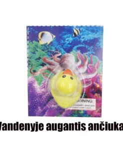 Vandenyje augantis ančiukas