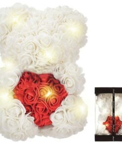 Meškiukas iš baltų rožių