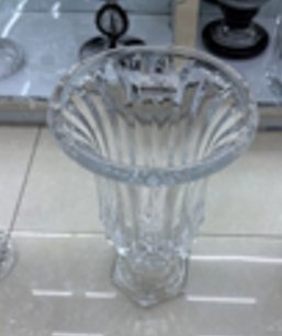 saules-spinduliai-elegantiska-stikline-vaza